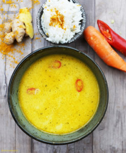 Vegane Curry-Kokosmilch-Suppe mit Karotten, Ingwer, Peperoni und Reis