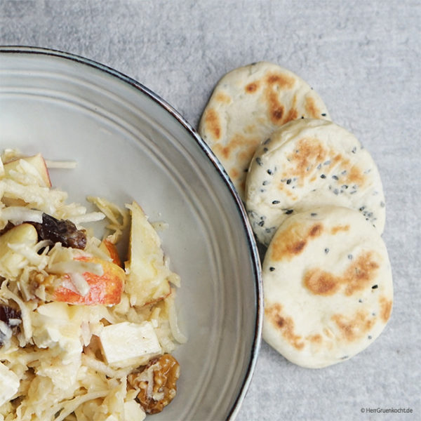 Sellerie-Apfel-Salat mit Walnüssen, Datteln, Feta und Schwarzkümmel ...