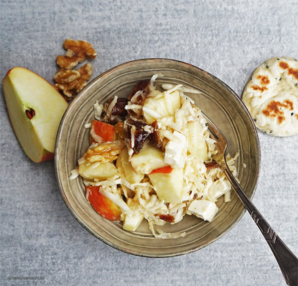 Sellerie-Apfel-Salat mit Walnüssen, Datteln, Feta und Schwarzkümmel ...