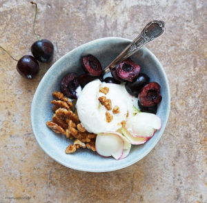 Frozen Yogurt mit Rosenwasser, karamellisierten Walnüssen und Kirschen