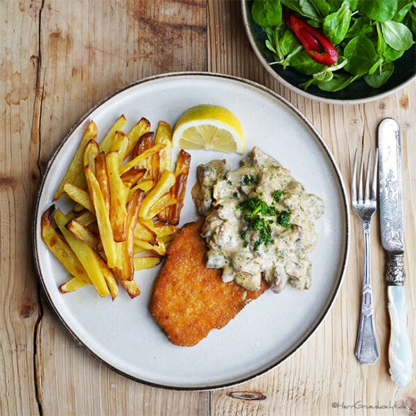 Schnitzel mit Champignon-Rahmsauce, Backofen-Pommes-Frites und ...