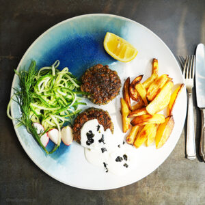 Vegetarische AHOI-Frikadellen mit einem Hauch Meeresbrise, Gurkensalat und Backofen-Pommes-Frites