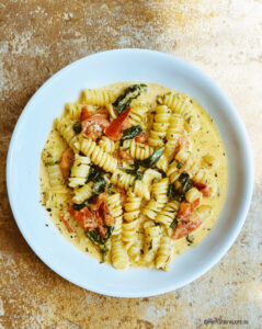 Fusilli mit Tomaten, Spinat, Knoblauch und Thymian