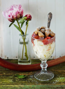 Selbstgemachter Pudding mit Rhabarberkompott und krossen Kokos-Crumples