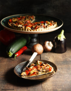 Tarte Ratatouille mit Zucchini, Aubergine, Paprika - leicht spicy auf krossem Mürbeteigboden