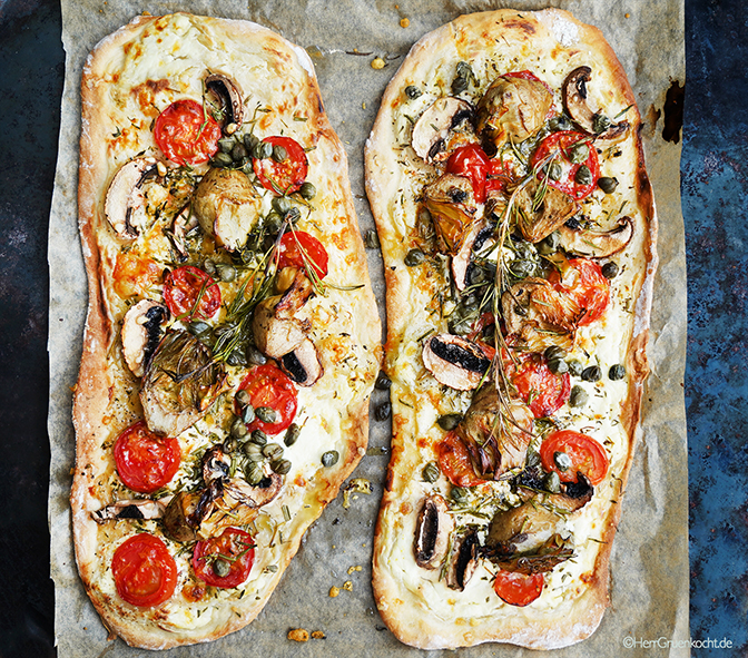 Pizza »Montecchio« - mit Artischocken, Kapern, Tomaten, Pilzen und ganz viel frischem Rosmarin
