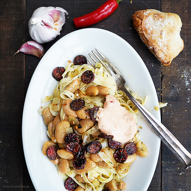 Tagliatelle mit weißen Riesenbohnen, gerösteten RoteBete-Chips und Peperoni-Mayonnaise