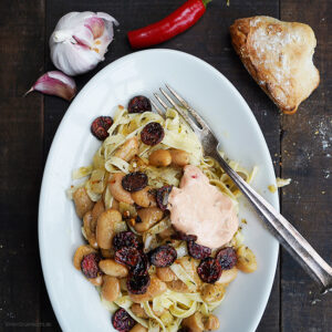 Tagliatelle mit weißen Riesenbohnen, gerösteten RoteBete-Chips und Peperoni-Mayonnaise