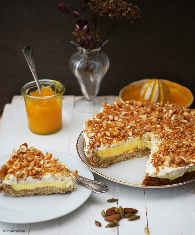 Dänische Orangen-Tarte mit krossem Kardamom-Zimt-Boden, einer Orangecurd-Crème und selbst gemachtem Mandelkrokant