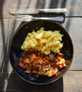 Geschmortes Gemüse der Saison mit Sauerkraut und Kartoffelpüree