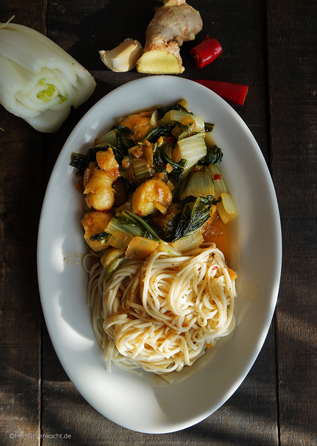 Geschmorter Pak Choi mit Bananen, Ingwer, Peperoni, Zwiebeln, Kreuzkümmel mit Ramen-Nudeln