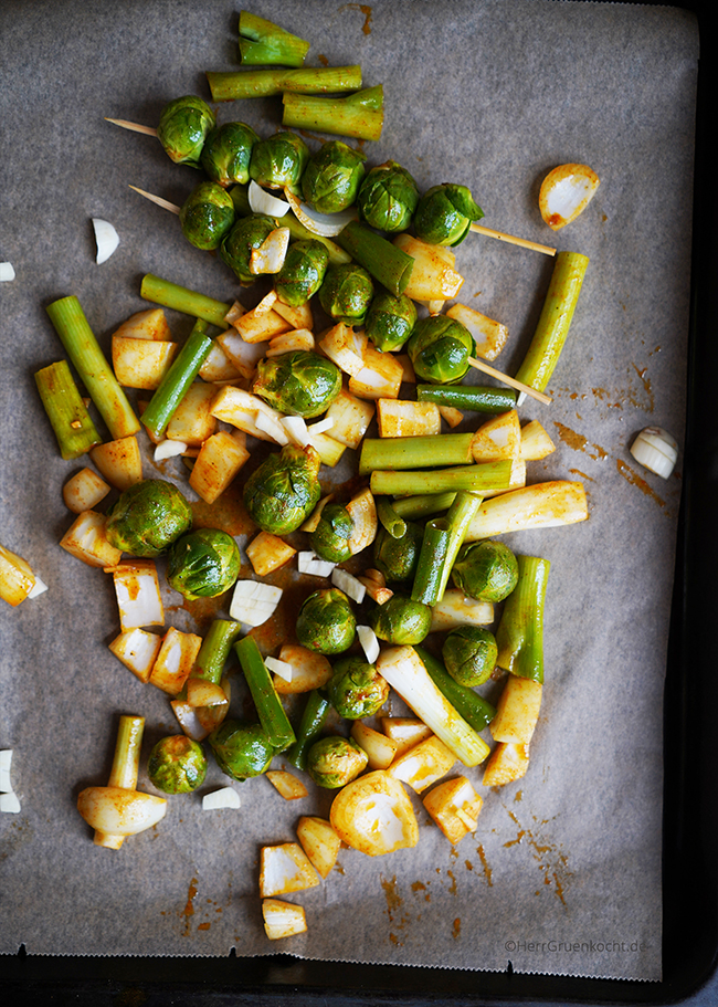 Gerösteter Rosenkohl in spicy Kokosmilch mit Glasnudeln - vegan und von Herr Grün kocht