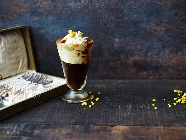 Affogato mit selbst zubereitetem und cremigen Pistazien-Frozen-Yogurt (ohne Eismaschine) - von Herrn Grün